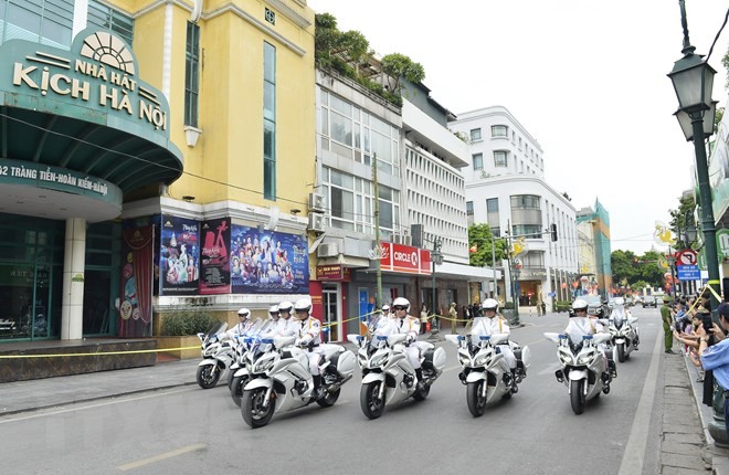 El convoy del presidente estadounidense, Joseph Biden, en la calle de Trang Tien, Hanói. (Foto: VNA)
