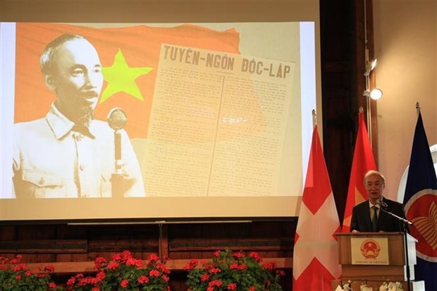 El embajador vietnamita en Suiza, Phung The Long, interviene en la ceremonia. (Foto: VNA)