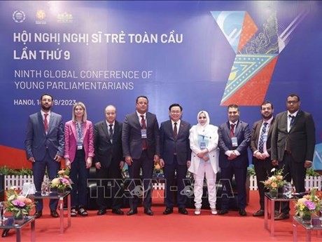 El presidente de la Asamblea Nacional de Vietnam, Vuong Dinh Hue, y participantes en la reunión. (Fuente: VNA)