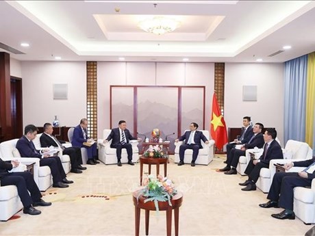 El primer ministro Pham Minh Chinh recibe a dirigentes de empresas chinas. (Fuente: VNA)