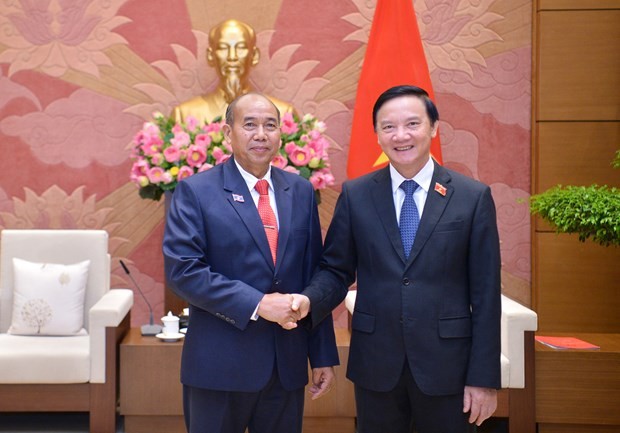 El vicepresidente de la Asamblea Nacional de Vietnam Nguyen Khac Dinh y el jefe de la Comisión de Asuntos Étnicos de la Asamblea Nacional de Laos, Khamchanh Sotapaserth. (Foto: quochoi.vn)