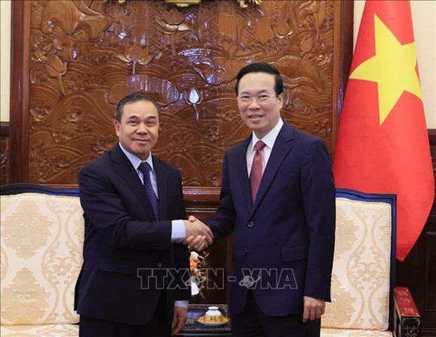 El presidente de Vietnam, Vo Van Thuong (derecha), recibe al embajador de Laos, Sengphet Houngboungnuang. (Foto: VNA)