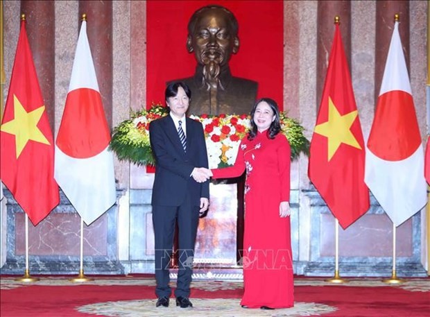 El vicepresidenta vietnamita Vo Thi Anh Xuan saluda al príncipe heredero japonés Akishino. (Foto: VNA)