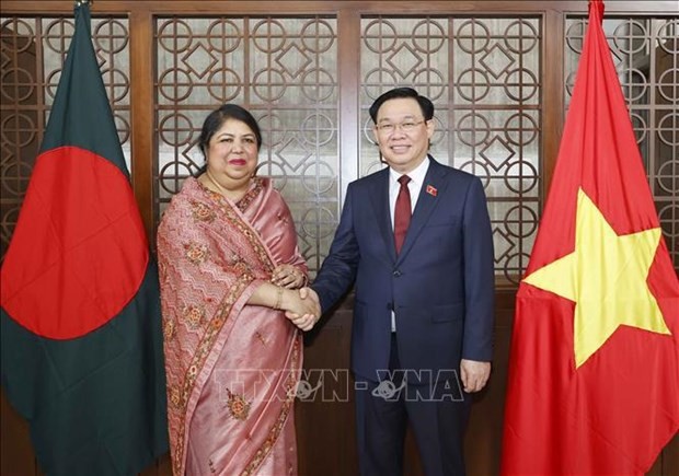 El presidente de la Asamblea Nacional de Vietnam, Vuong Dinh Hue, se reúne con la presidenta del Jatiya Sangsad de Bangladesh, Shirin Sharmin Chaudhury. (Foto: VNA)
