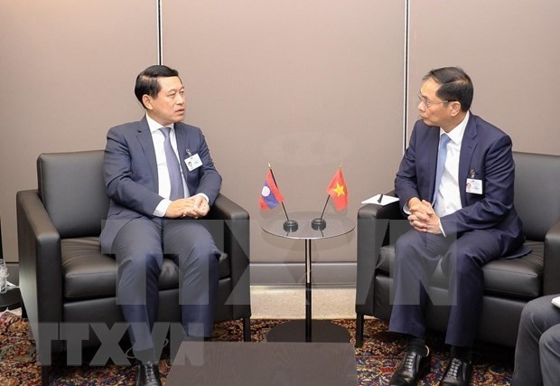 El Ministro de Asuntos Exteriores, Bui Thanh Son, se reúne con el viceprimer ministro y ministro de Asuntos Exteriores de Laos, Saleumxay Kommasith. (Foto: VNA)