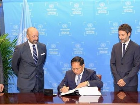 El ministro de Relaciones Exteriores de Vietnam, Bui Thanh Son, firmó el Acuerdo sobre la Conservación y Uso Sostenible de la Biodiversidad Marina de Áreas Fuera de la Jurisdicción Nacional. (Foto: VNA)