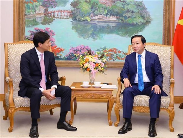 El viceprimer ministro Tran Hong Ha (en la derecha) y Harada Hidenori, presidente y director general de Mitsui Petroleum Exploration and Production. (Foto: VNA)