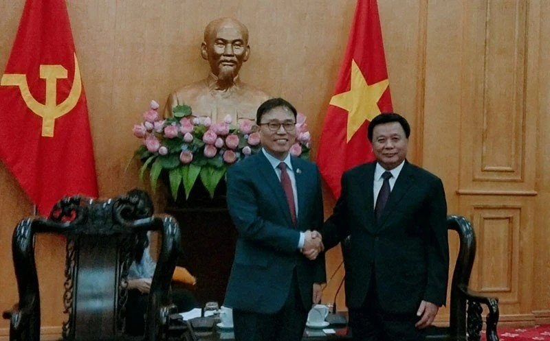 El presidente de la Academia de Política Nacional Ho Chi Minh, Nguyen Xuan Thang (Derecha), y el embajador de Corea del Sur en Vietnam, Choi Young Sam. 