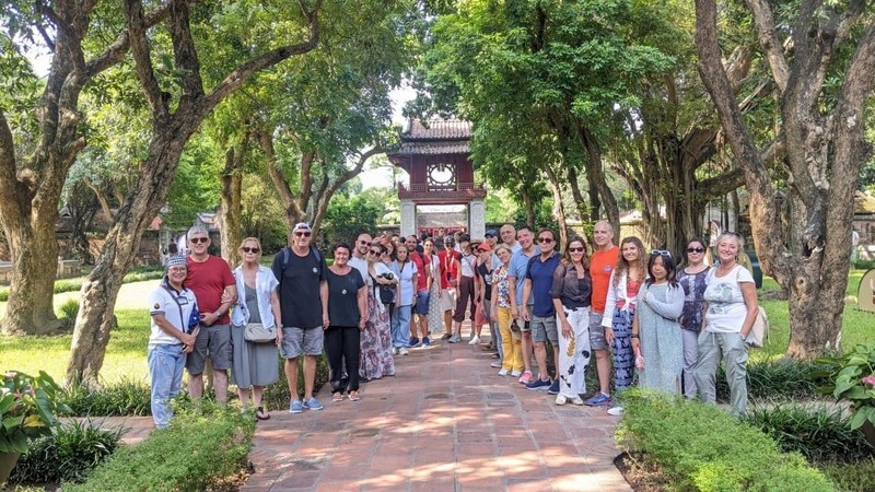 Turistas visitan el Templo de la Literatura. (Foto: Nhan Dan)