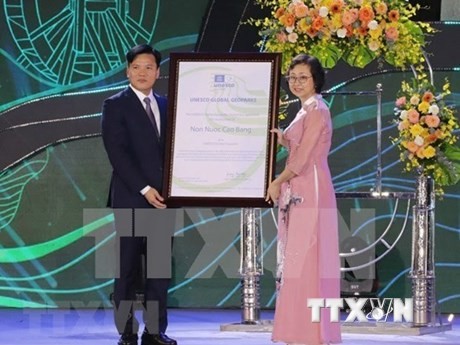 Tran Lan Huong, jefa del Departamento de Ciencias Naturales de la Oficina de la Unesco en Vietnam, en nombre de este organismo, entrega el certificado a la provincia de Cao Bang. (Foto: VNA)