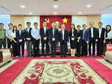 Autoridades de Binh Duong y representantes del MiTAC. (Foto: VNA)