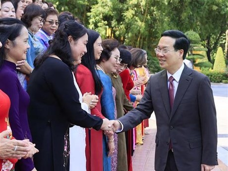 El presidente de Vietnam, Vo Van Thuong, con mujeres empresarias. (Foto: VNA)