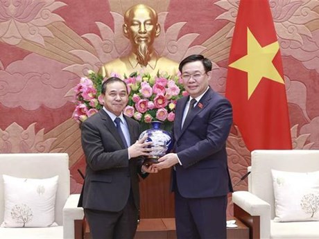 El presidente de la Asamblea Nacional, Vuong Dinh Hue, entrega un recuerdo al embajador de Laos en Vietnam, Sengphet Houngboungnuang. (Foto: VNA)