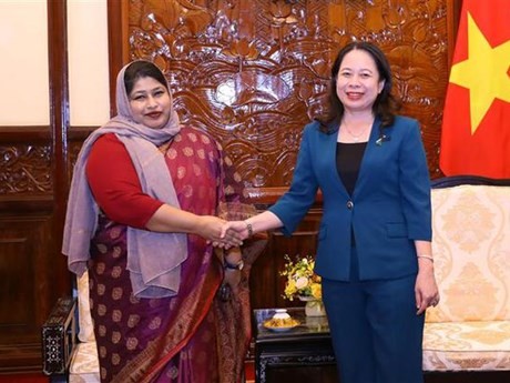 La vicepresidenta Vo Thi Anh Xuan recibe a la embajadora de Bangladesh en Vietnam, Samina Naz. (Foto: VNA)