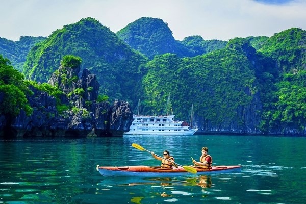 Turistas en la Bahía de Ha Long. (Fotografía: baoquangninh.vn)