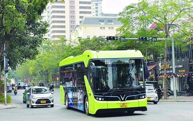 Un autobús eléctrico recorre la ruta My Dinh - zona urbana de Ocean Park en Hanói. (Fotografía: Cortesía del Ministerio de Transporte)