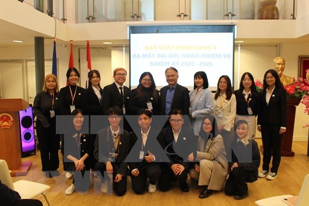 El embajador Ngo Huong Nam y la Asociación de Estudiantes Vietnamitas en los Países Bajos. (Foto: VNA)