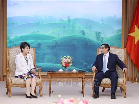 El primer ministro de Vietnam, Pham Minh Chinh (en la derecha), y la ministra nipona de Asuntos Exteriores, Kamikawa Yoko. (Fuente: VNA)