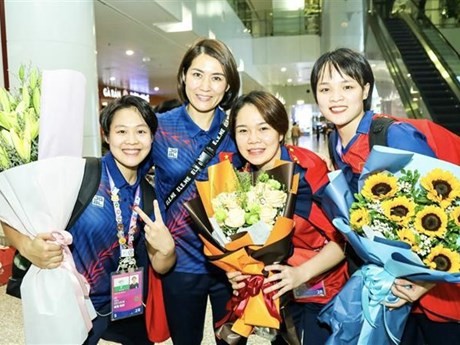 Atletas doradas de karate de Vietnam llegan al aeropuerto internacional de Noi Bai. (Foto: VNA)
