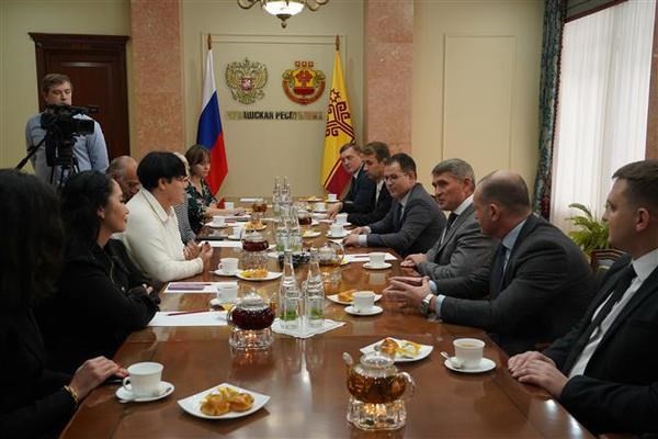 Encuentro entre el jefe de la República de Chuvashia (Rusia) y periodistas extranjeros. (Foto : VNA)