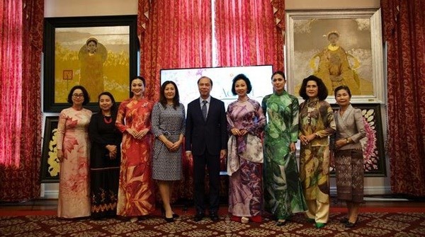 El embajador Nguyen Quoc Dung y su esposa Bich Van se tomaron fotos con cónyuges de otros países en el evento. (Foto: VNA)