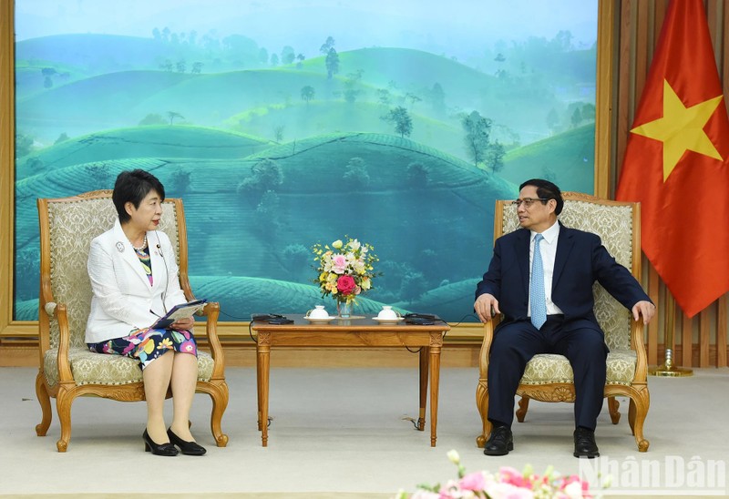 El primer ministro Pham Minh Chinh recibe a la ministra de Asuntos Exteriores de Japon, Kamikawa Yoko.
