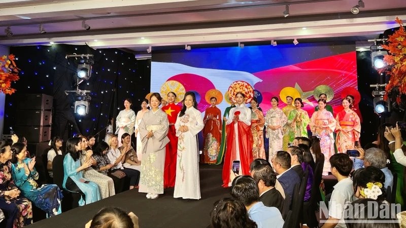 El programa resalta la belleza cultural a través del ao dai vietnamita y el kimono japonés.