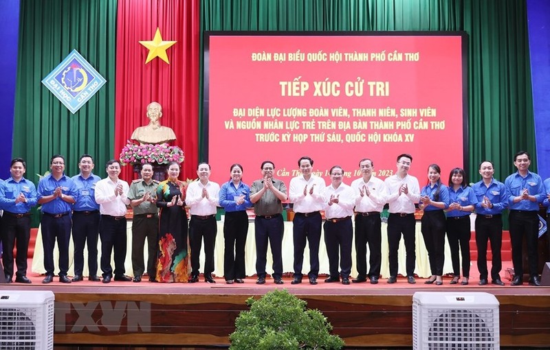 El primer ministro de Vietnam, Pham Minh Chinh, con votantes de la ciudad de Can Tho. (Fuente: VNA)