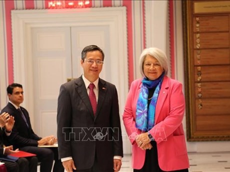 El embajador vietnamita, Pham Vinh Quang, y la gobernadora general de Canadá, Mary Jeannie May Simon. (Fuente: VNA)