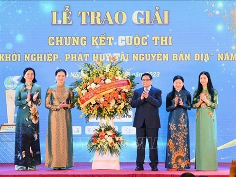 El primer ministro Pham Minh Chinh felicita a la Unión de Mujeres de Vietnam. (Fuente: VNA)