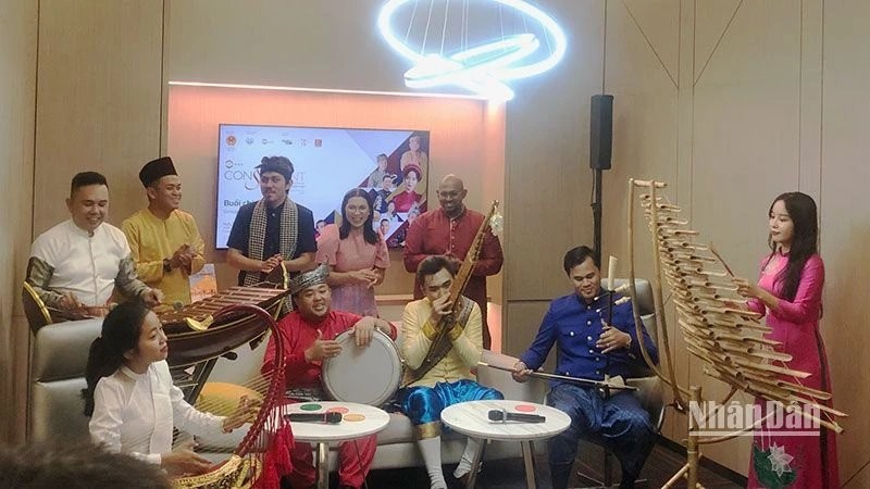 Artistas de C Asean Consonant actúan en la rueda de prensa para anunciar sobre la noche musical. 