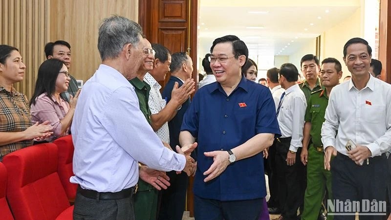 El presidente de la ANV, Vuong Dinh Hue, y los votantes residenes en el distrito de Do Son.