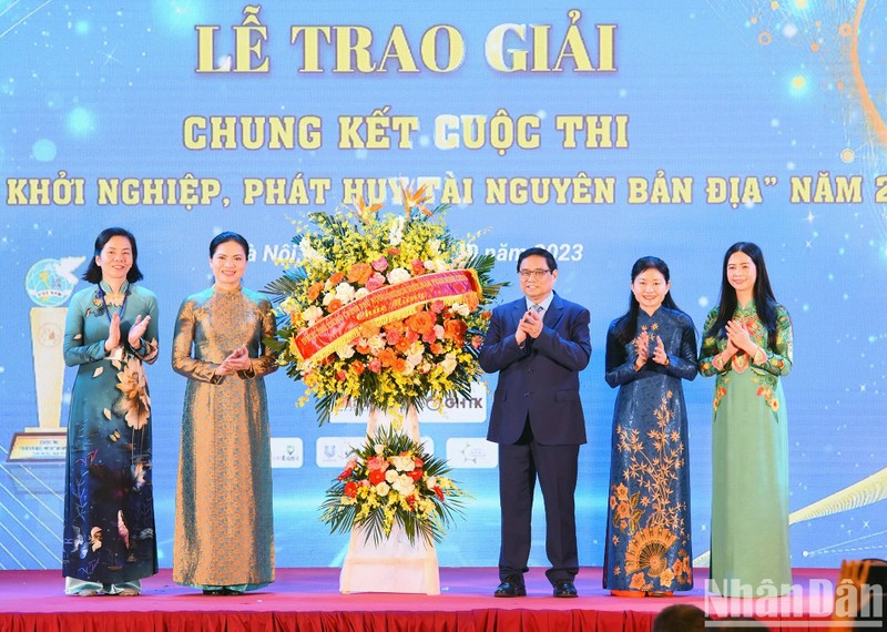 El primer ministro Pham Minh Chinh entrega flores para felicitar a la Unión de Mujeres de Vietnam.