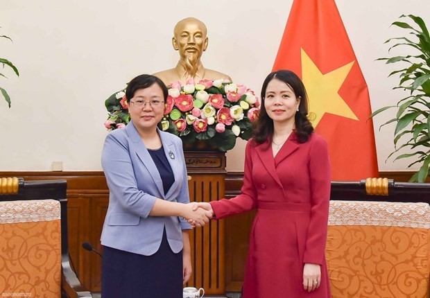 La vicecanciller vietnamita Nguyen Minh Hang recibe a la vicealcaldesa de Chongqing, Zhang Guozhi. (Foto: VNA)