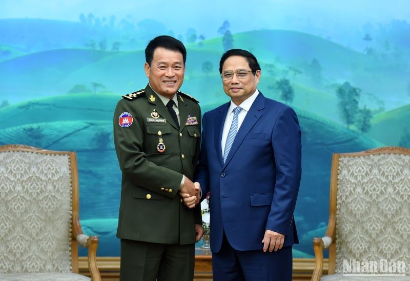 El primer ministro Pham Minh Chinh recibe al general Vong Pisen, comandante en jefe de las Fuerzas Armadas Reales de Camboya. 