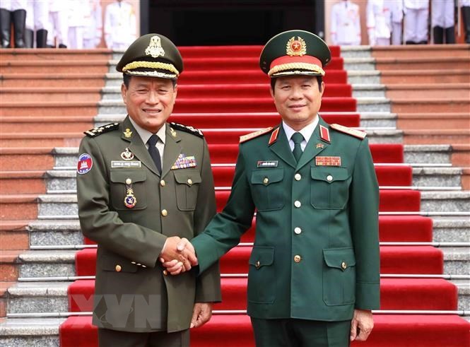 El coronel general Nguyen Tan Cuong (derecha) y el general Vong Pisen. (Fotografía: VNA)