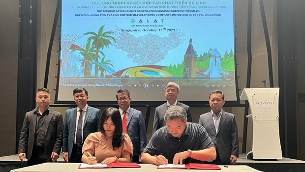 Las autoridades presencian la firma de memorandos de cooperación entre empresas de Singapur y la provincia de Lam Dong. (Fotografía: VNA)