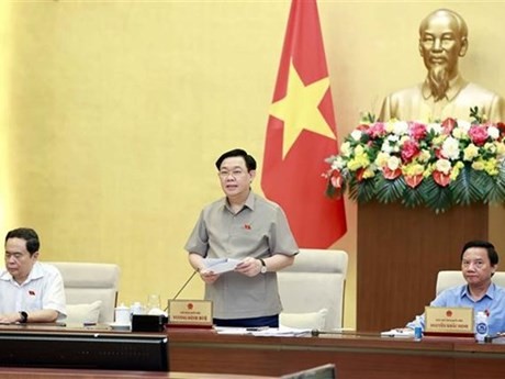 El presidente de la Asamblea Nacional de Vietnam, Vuong Dinh Hue, interviene en la 27 reunión del Comité Permanente de ese órgano legislativo. (Fotografía: VNA)