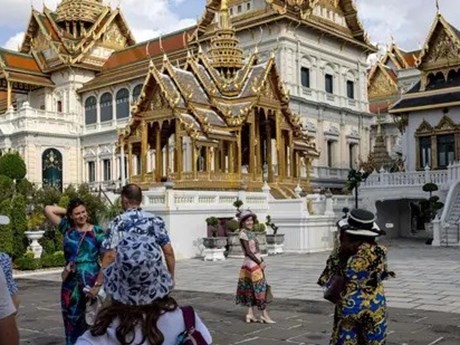 Visitan turistas rusos al Gran Palacio en Bangkok, Tailandia. (Foto: AFP/VNA)