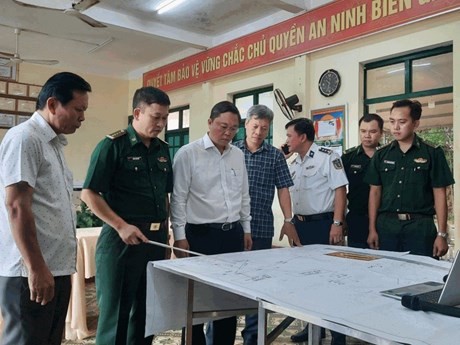 La Guardia Fronteriza y el Comité Popular de la provincia de Quang Nam planean movilizarse hacia la zona donde el barco pesquero se encuentra en peligro. (foto: hanoimoi.vn)