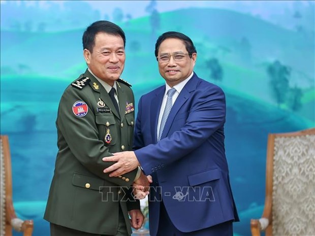 El primer ministro de Vietnam, Pham Minh Chinh, recibió al general Vong Pisen, comandante en jefe de las Fuerzas Armadas Reales de Camboya. (Foto: VNA)