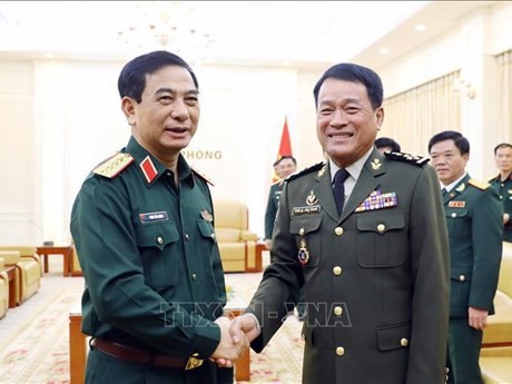 El ministro de Defensa de Vietnam, general Phan Van Giang (izquierda) y general Vong Pisen, comandante en jefe de las Fuerzas Armadas Reales de Camboya. (Foto: VNA)