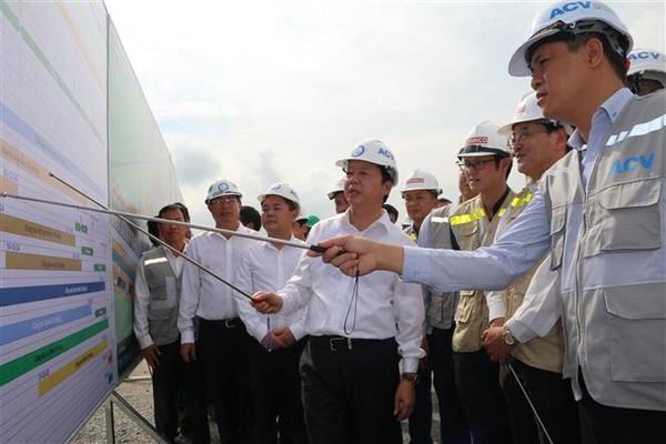 El viceprimer ministro Tran Hong Ha inspecciona el sitio de construcción del aeropuerto de Long Thanh. (Foto: VNA)
