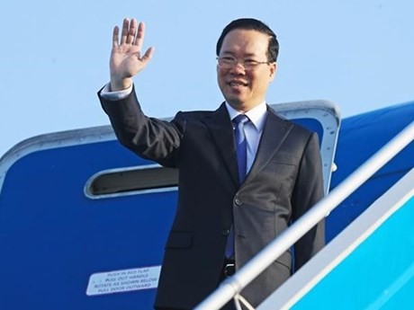 El presidente Vo Van Thuong parte hacia el tercer Foro de la Franja y la Ruta para la Cooperación Internacional en Beijing, China, el 17 de octubre. (Foto: VNA)