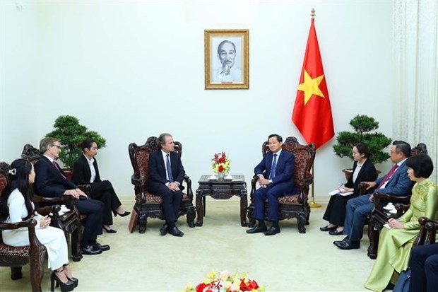 El viceprimer ministro vietnamita Le Minh Khai recibe a Daniel Rosen, director general de Rosen Partners LLC. (Foto: VNA)