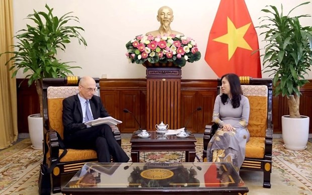 La viceministra de Relaciones Exteriores, Le Thi Thu Hang, conversa con el embajador de Croacia en Malasia y concurrente en Vietnam, Ivan Velimir Starcevic. (Foto: Cancillería)