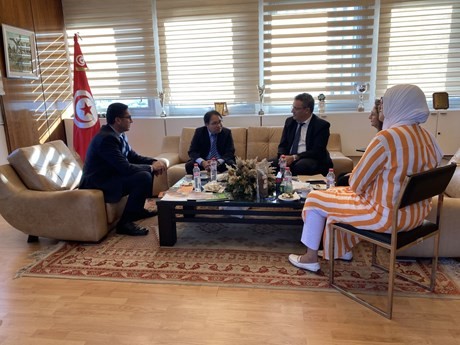 La delegación de la Oficina Comercial de Vietnam realiza visita de trabajo a Túnez. (Foto: VNA)