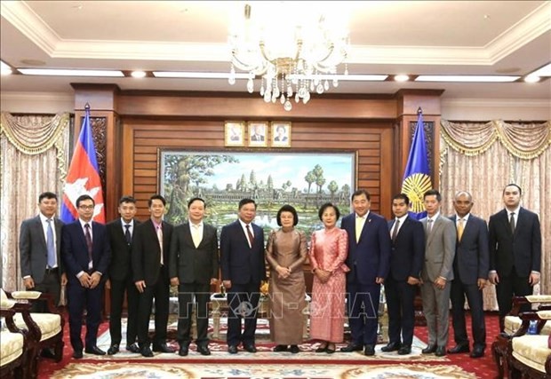 La presidenta de la Asamblea Nacional de Camboya, Samdech Moha Rathsapheathika Thipadei Khuon Sudary, y los delegados. (Foto: VNA)