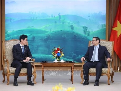 El primer ministro de Vietnam, Pham Minh Chinh, recibe al ministro japonés de Economía, Comercio e Industria, Nishimura Yasutoshi. (Foto: VNA)