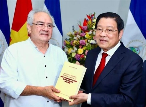 El miembro del Buró Político y jefe de la Comisión de Asuntos Internos del Comité Central del Partido Comunista de Vietnam, Phan Dinh Trac (derecha) y el presidente de la Asamblea Nacional de Nicaragua, Gustavo Porras Cortés. (Foto: VNA)